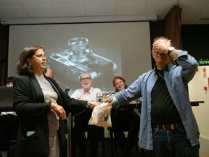 Sol Martín y Ángel Elices en el momento de búsqueda del nuevo dueño de la cámara fotográfica Leica M3. Foto Valentín Sama Rojo.