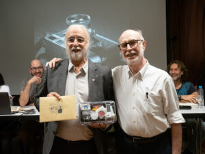 Imagen de Valentín Sama y el ganador de la cámara de fotos Leica M3 José Latova fotógrafo, historiador y coleccionista de aparatos fotográficos. Foto Valentín Sama Rojo.