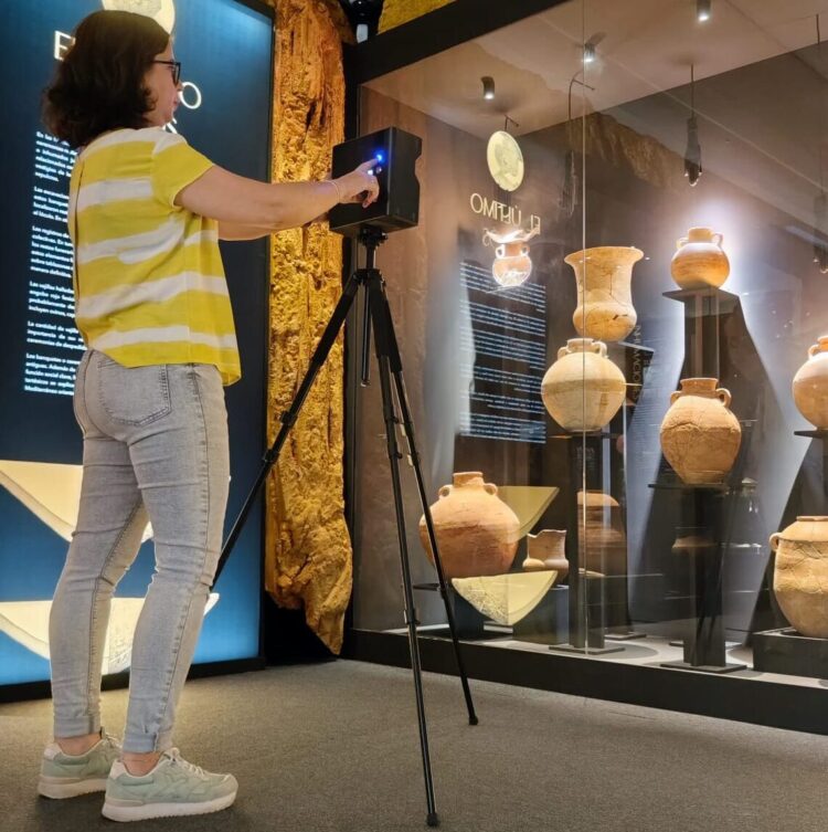 Sol Martín Directora de CulturaLAB digitalizando la exposición